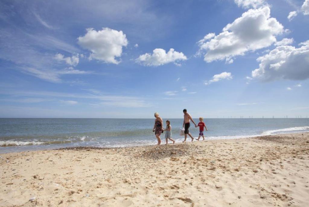 Beautifully Appointed 2 Storey Chalet With Access To Outdoor Swimming Pool - 5 Minute Stroll To Miles Of Sandy Beach - Near To The Norfolk Broads & Great Yarmouth Scratby Dış mekan fotoğraf